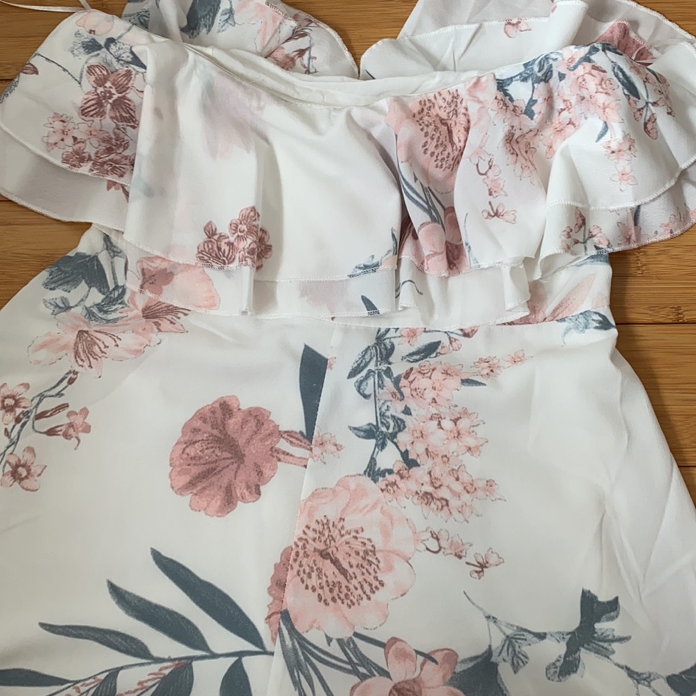 Showpo other half playsuit in white floral - Picture 2 of 4